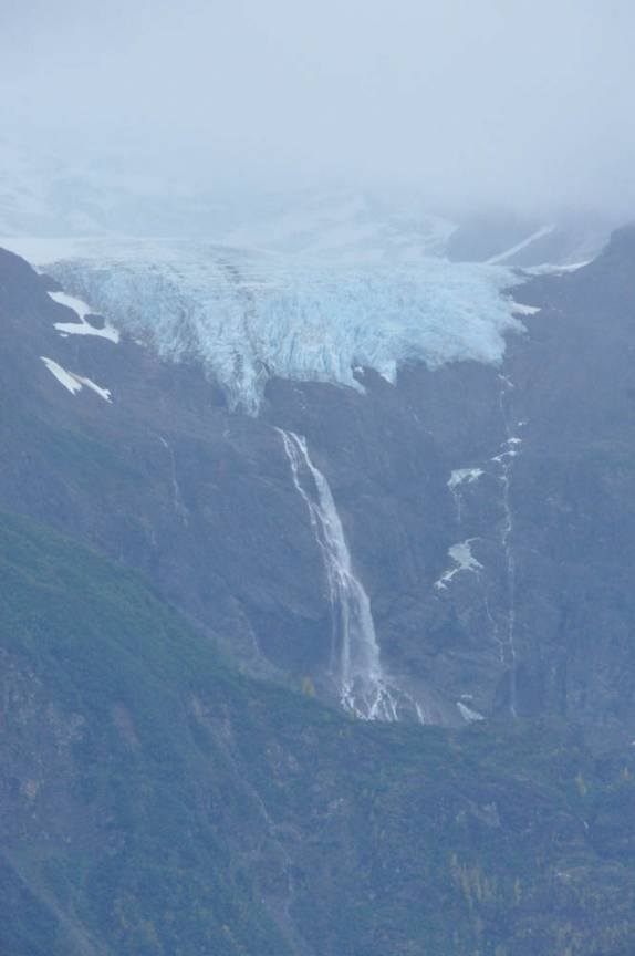 Enorme cachoeira nasce aos pés de geleira na região de Haines, no sudeste do Alaska
